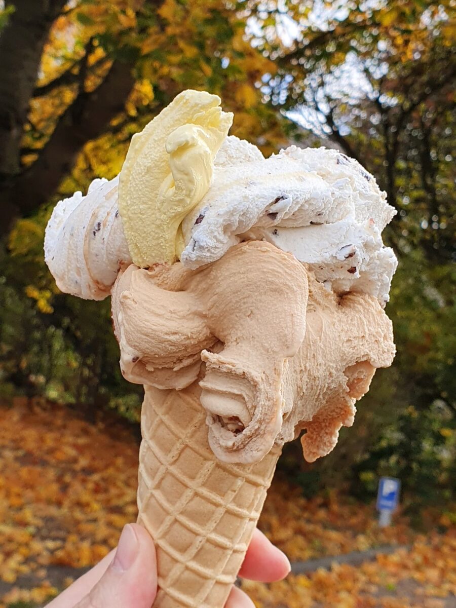 Eiswaffel mit 2 Kugeln Eis