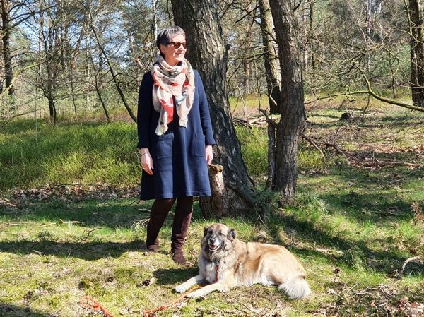 Ines Meyrose – Outfit 2020 mit dunkelblauem Kleid in A-Linie mit Bloggerhund Paul