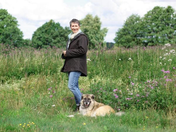 Ines Meyrose - Outfit 2020 - WAXWERKE Wachsjacke Romy aus Waxed Cotton in braun - Ü40 Bloggerin mit Hund Paul