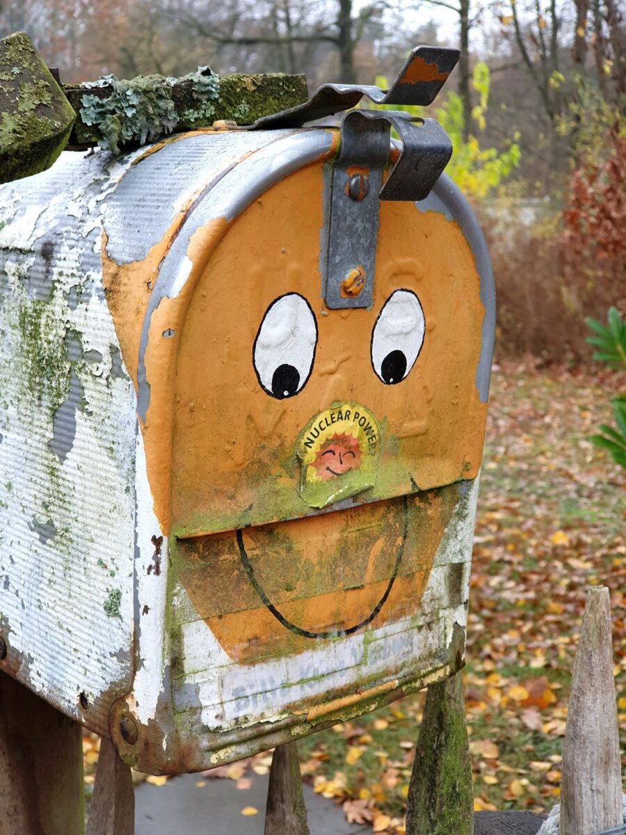 Briefkasten mit Gesicht