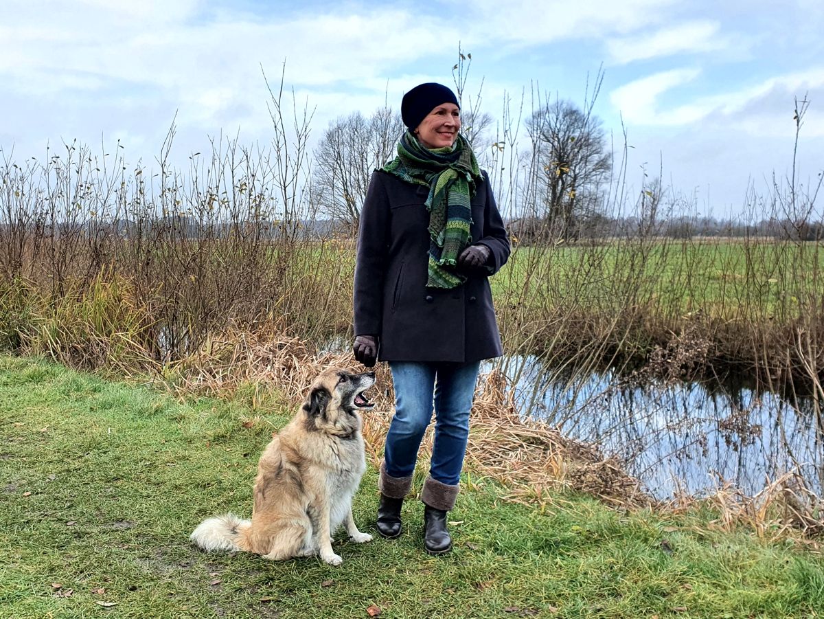 Ines Meyrose – Outfit 2020 mit Cabanjacke aus Wolle als Alternative zu Steppjacken und Daunenmänteln – Ü40 Bloggerin mit Hund Paul