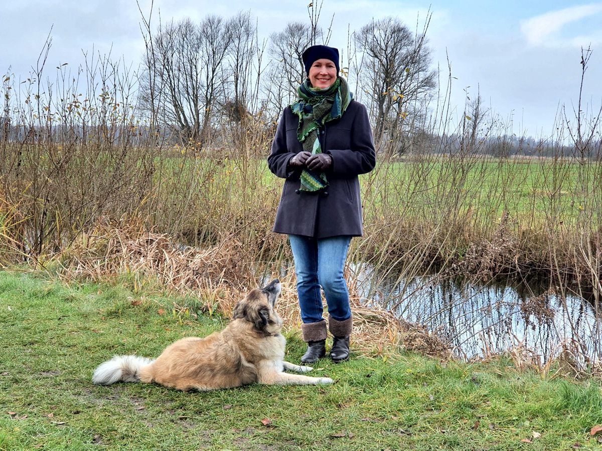 Ines Meyrose – Outfit 2020 mit Cabanjacke aus Wolle als Alternative zu Steppjacken und Daunenmänteln – Ü40 Bloggerin mit Hund Paul