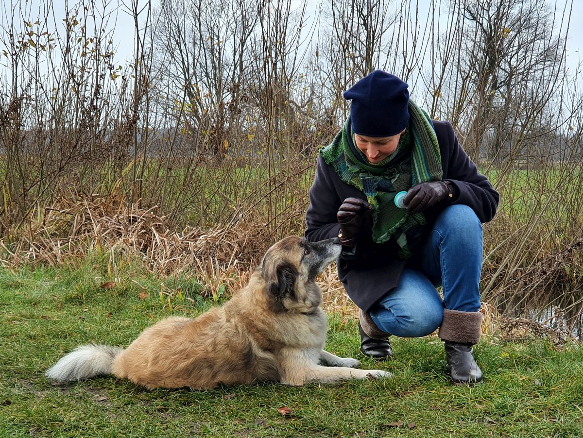 Ines Meyrose – Outfit 2020 mit Cabanjacke aus Wolle als Alternative zu Steppjacken und Daunenmänteln – Ü40 Bloggerin mit Hund Paul