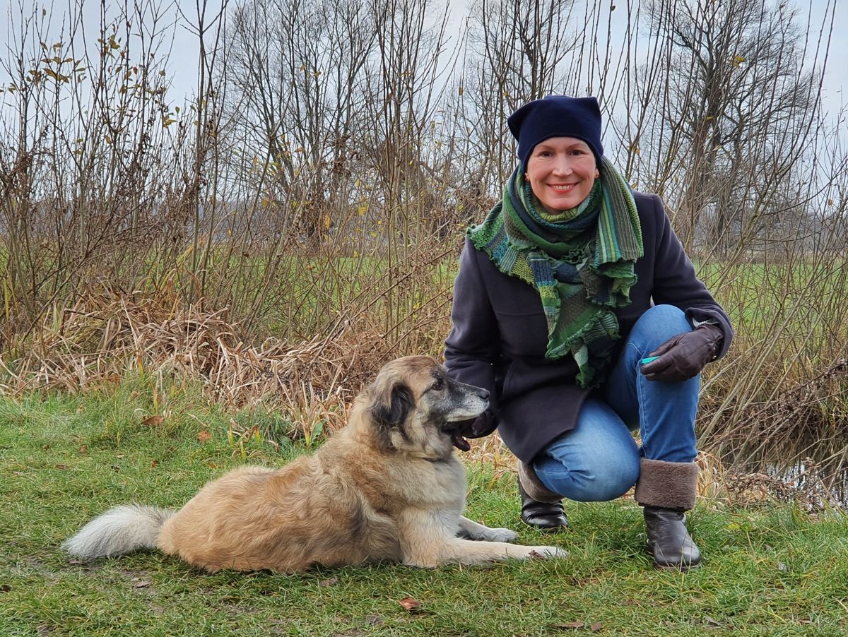 Ines Meyrose – Outfit 2020 mit Cabanjacke aus Wolle als Alternative zu Steppjacken und Daunenmänteln – Ü40 Bloggerin mit Hund Paul