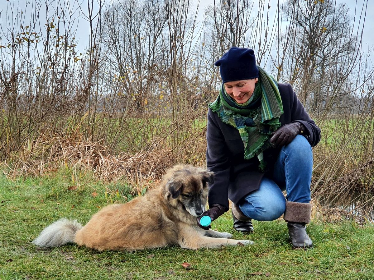 Ines Meyrose – Outfit 2020 mit Cabanjacke aus Wolle als Alternative zu Steppjacken und Daunenmänteln – Ü40 Bloggerin mit Hund Paul