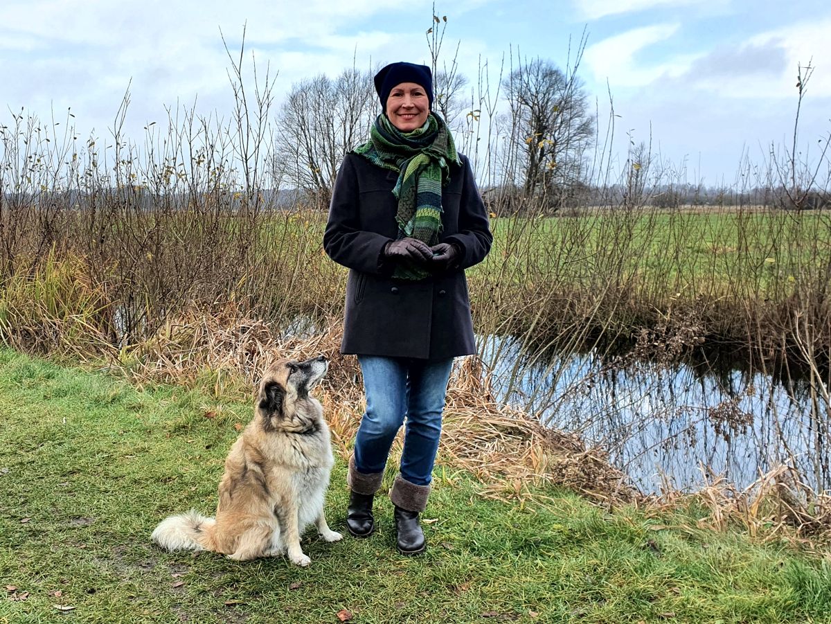 Ines Meyrose – Outfit 2020 mit Cabanjacke aus Wolle als Alternative zu Steppjacken und Daunenmänteln – Ü40 Bloggerin mit Hund Paul