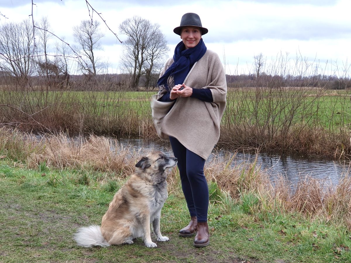 Ines Meyrose - Outfit 2021 mit Hut und Poncho - Herrenhut Feodora bzw. Trilby- in braun - Ü40 Bloggerin mit Hund Paul