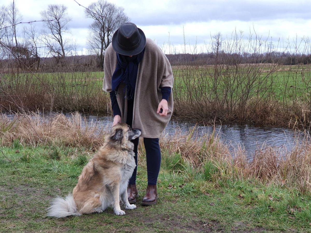 Ines Meyrose - Outfit 2021 mit Hut und Poncho - Herrenhut Feodora bzw. Trilby- in braun - Ü40 Bloggerin mit Hund Paul