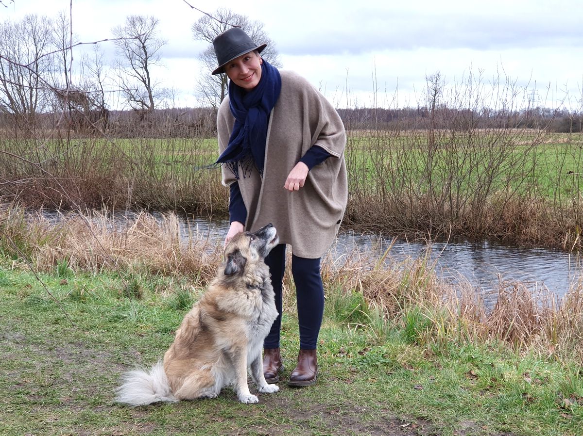 Ines Meyrose - Outfit 2021 mit Hut und Poncho - Herrenhut Feodora bzw. Trilby- in braun - Ü40 Bloggerin mit Hund Paul