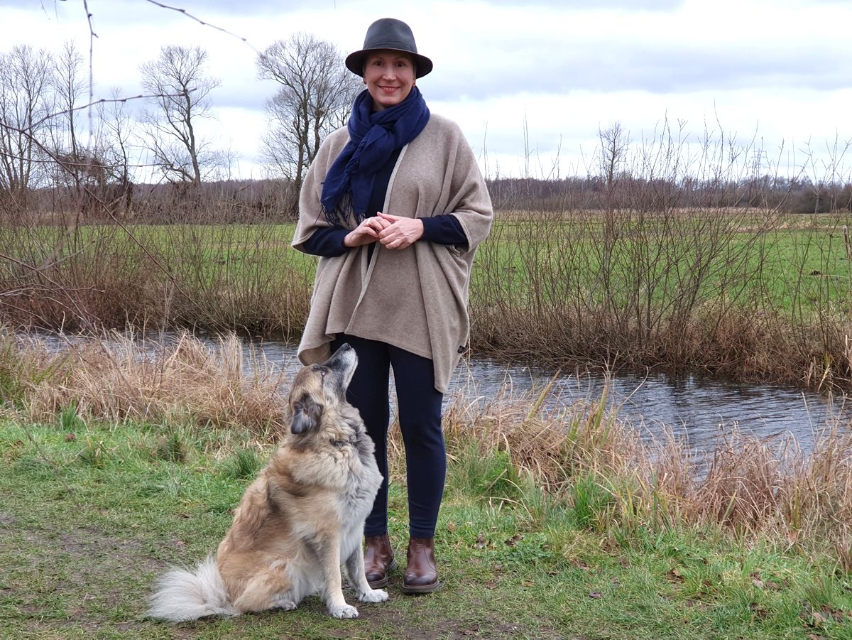 Ines Meyrose - Outfit 2021 mit Hut und Poncho - Herrenhut Feodora bzw. Trilby- in braun - Ü40 Bloggerin mit Hund Paul