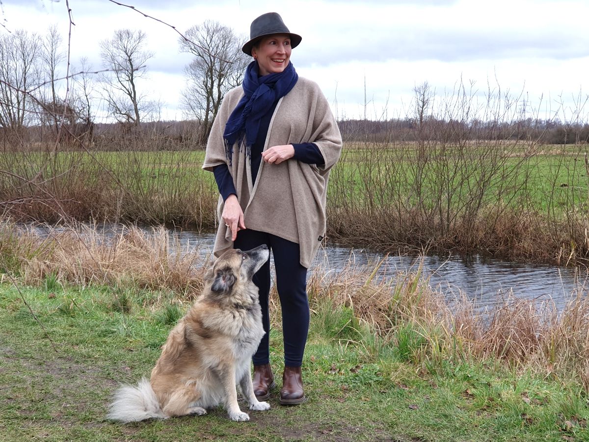 Ines Meyrose - Outfit 2021 mit Hut und Poncho - Herrenhut Feodora bzw. Trilby- in braun - Ü40 Bloggerin mit Hund Paul