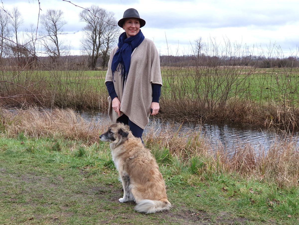 Ines Meyrose - Outfit 2021 mit Hut und Poncho - Herrenhut Feodora bzw. Trilby- in braun - Ü40 Bloggerin mit Hund Paul