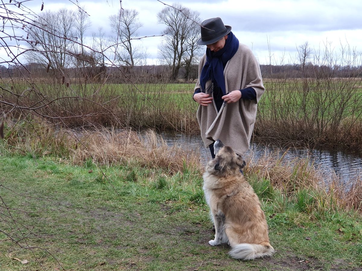 Ines Meyrose - Outfit 2021 mit Hut und Poncho - Herrenhut Feodora bzw. Trilby- in braun - Ü40 Bloggerin mit Hund Paul