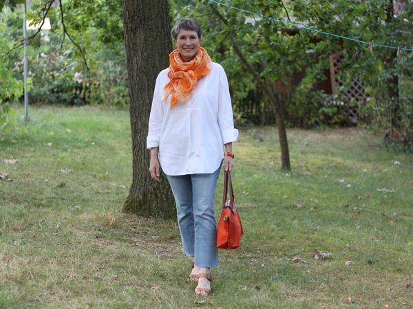 Ines Meyrose - Outfit Sommer 2019 - weiße Tunikabluse mit Batiktuch in orange zur cropped Jeans mit offenem Saum - Ü40 Bloggerin 