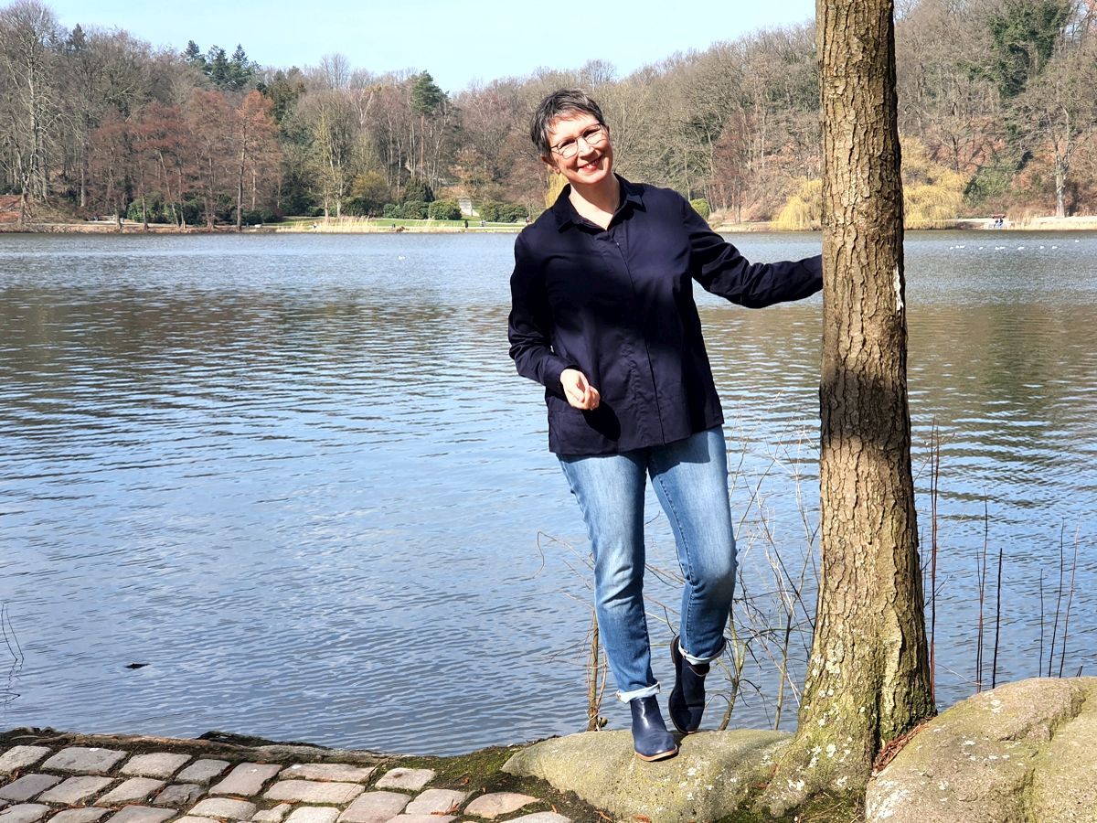 Ines Meyrose - Outfit 2021 - Frühlingseinheitslook - persönliche Uniform - dunkelblaue Bluse, Jeans, Stiefeletten 