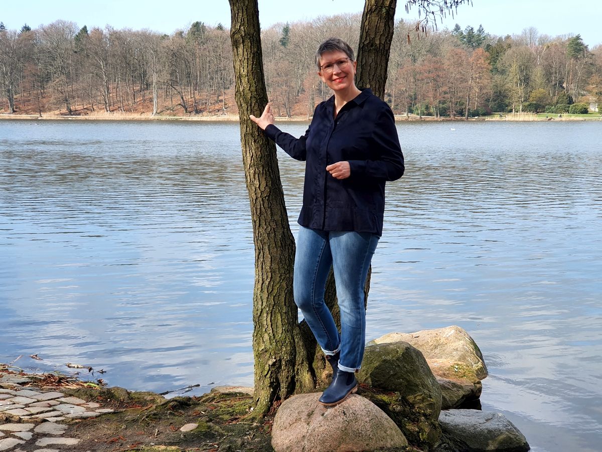 Ines Meyrose - Outfit 2021 - Frühlingseinheitslook - persönliche Uniform - dunkelblaue Bluse, Jeans, Stiefeletten