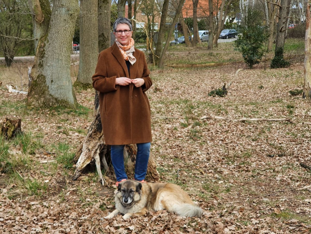 Ines Meyrose - Outfit 2021 - Wollmantel braun - Ü40 Bloggerin mit Hund Paul