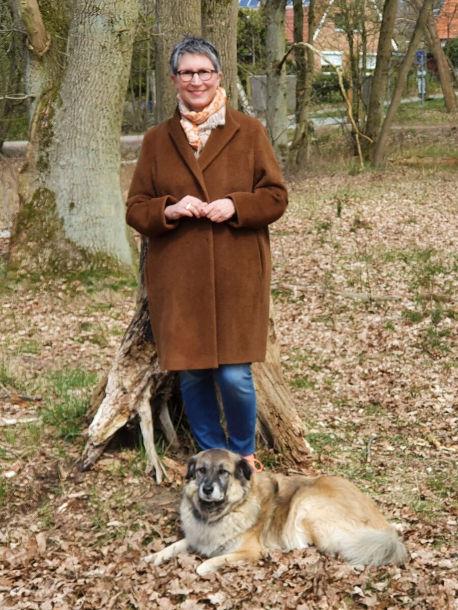Ines Meyrose - Outfit 2021 - Wollmantel braun - Ü40 Bloggerin mit Hund Paul