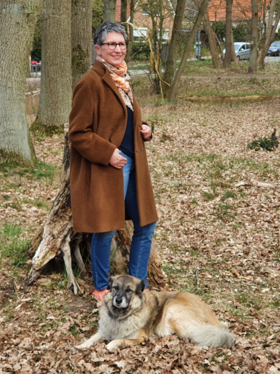 Ines Meyrose - Outfit 2021 - Wollmantel braun - Ü40 Bloggerin mit Hund Paul