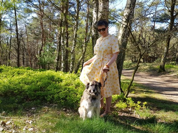 Ines Meyrose - Outfit 2019 - Sommerkleid - Hemdblusenkleid in Gelb - Ü40 Bloggerin mit Hund Paul