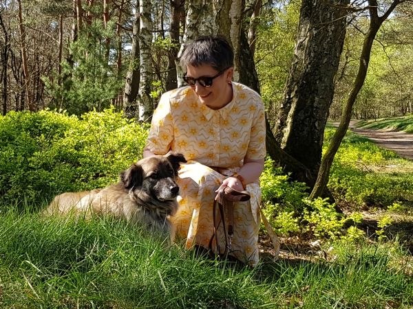 Ines Meyrose - Outfit 2019 - Sommerkleid - Hemdblusenkleid in Gelb - Ü40 Bloggerin mit Hund Paul