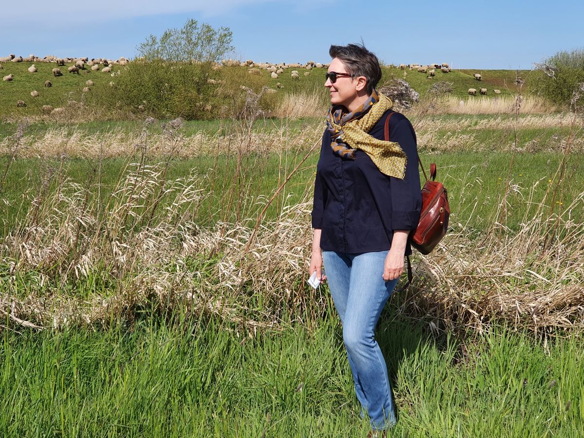 Ines Meyrose - Outfit 2021 - Frühlingseinheitslook - persönliche Uniform - dunkelblaue Bluse, Jeans, Stiefeletten