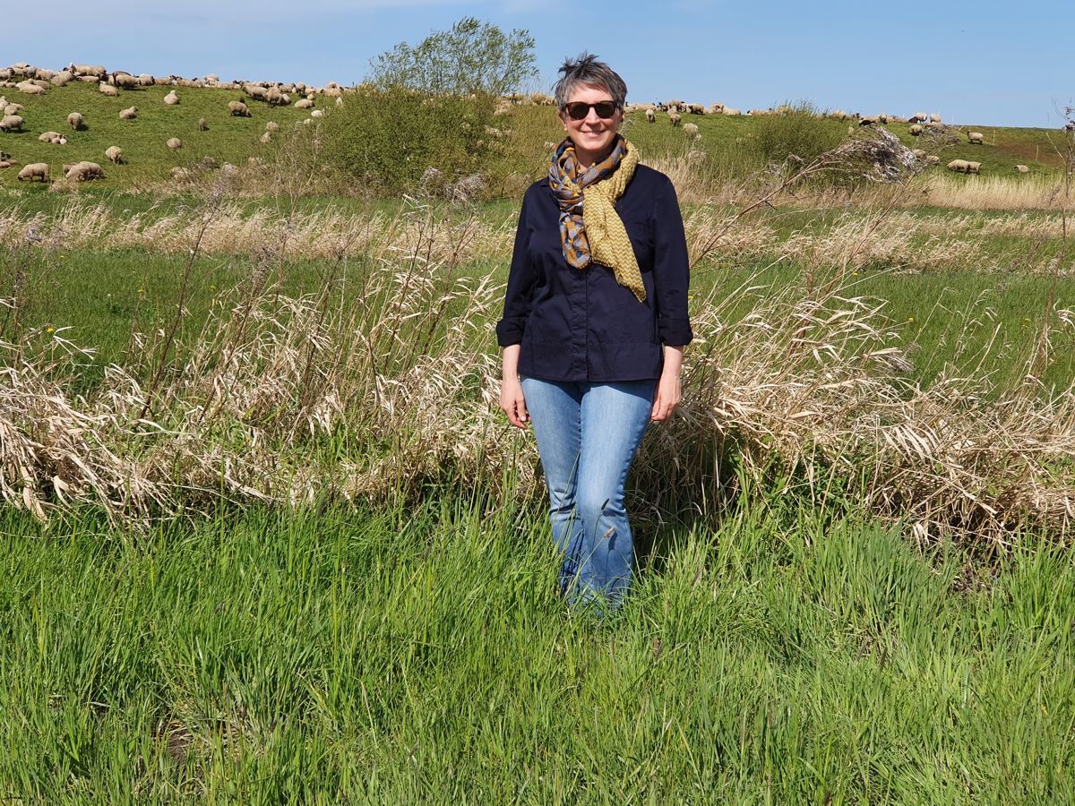 Ines Meyrose - Outfit 2021 - Frühlingseinheitslook - persönliche Uniform - dunkelblaue Bluse, Jeans, Stiefeletten