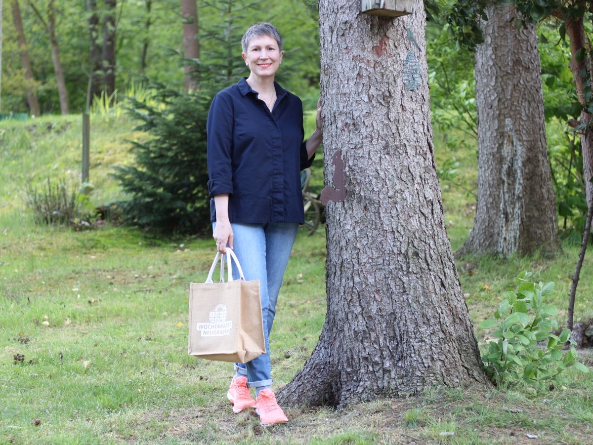 Ines Meyrose - Outfit 2021 - Frühlingseinheitslook - persönliche Uniform - dunkelblaue Bluse, Jeans, Sneaker, Market-Bag