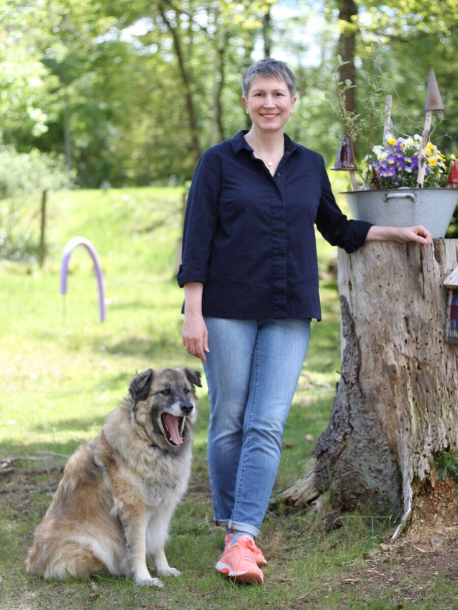 Ines Meyrose - Outfit 2021 - Frühlingseinheitslook - persönliche Uniform - dunkelblaue Bluse, Jeans, Sneaker - Ü50 Bloggerin mit Hund Paul