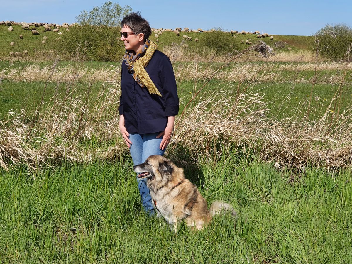 Ines Meyrose - Outfit 2021 - Frühlingseinheitslook - persönliche Uniform - dunkelblaue Bluse, Jeans, Stiefeletten - mit Bloggerhund Paul