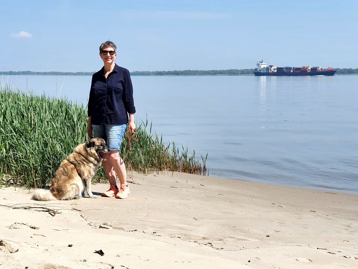 Ines Meyrose - Outfit 2021 - Frühlingseinheitslook - persönliche Uniform - dunkelblaue Bluse, Jeansbermuda, Sneaker - Ü50-Bloggerin mit Hund Paul