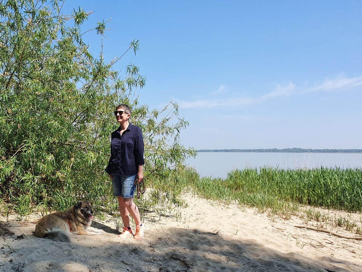 Ines Meyrose - Outfit 2021 - Frühlingseinheitslook - persönliche Uniform - dunkelblaue Bluse, Jeansbermuda, Sneaker - Ü50-Bloggerin mit Hund Paul