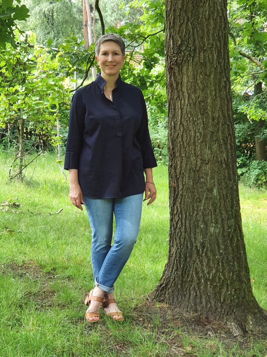 Ines Meyrose - Outfit 2021 - Frühlingseinheitslook - persönliche Uniform - dunkelblaue Bluse, blaue Jeans mit Waschung, Sandaletten - Ü50-Bloggerin