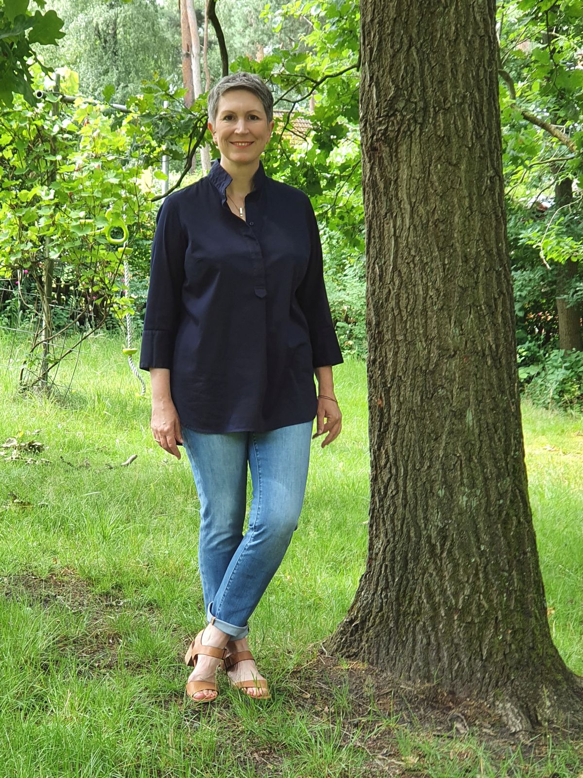 Ines Meyrose - Outfit 2021 - Frühlingseinheitslook - persönliche Uniform - dunkelblaue Bluse, blaue Jeans mit Waschung, Sandaletten - Ü50-Bloggerin