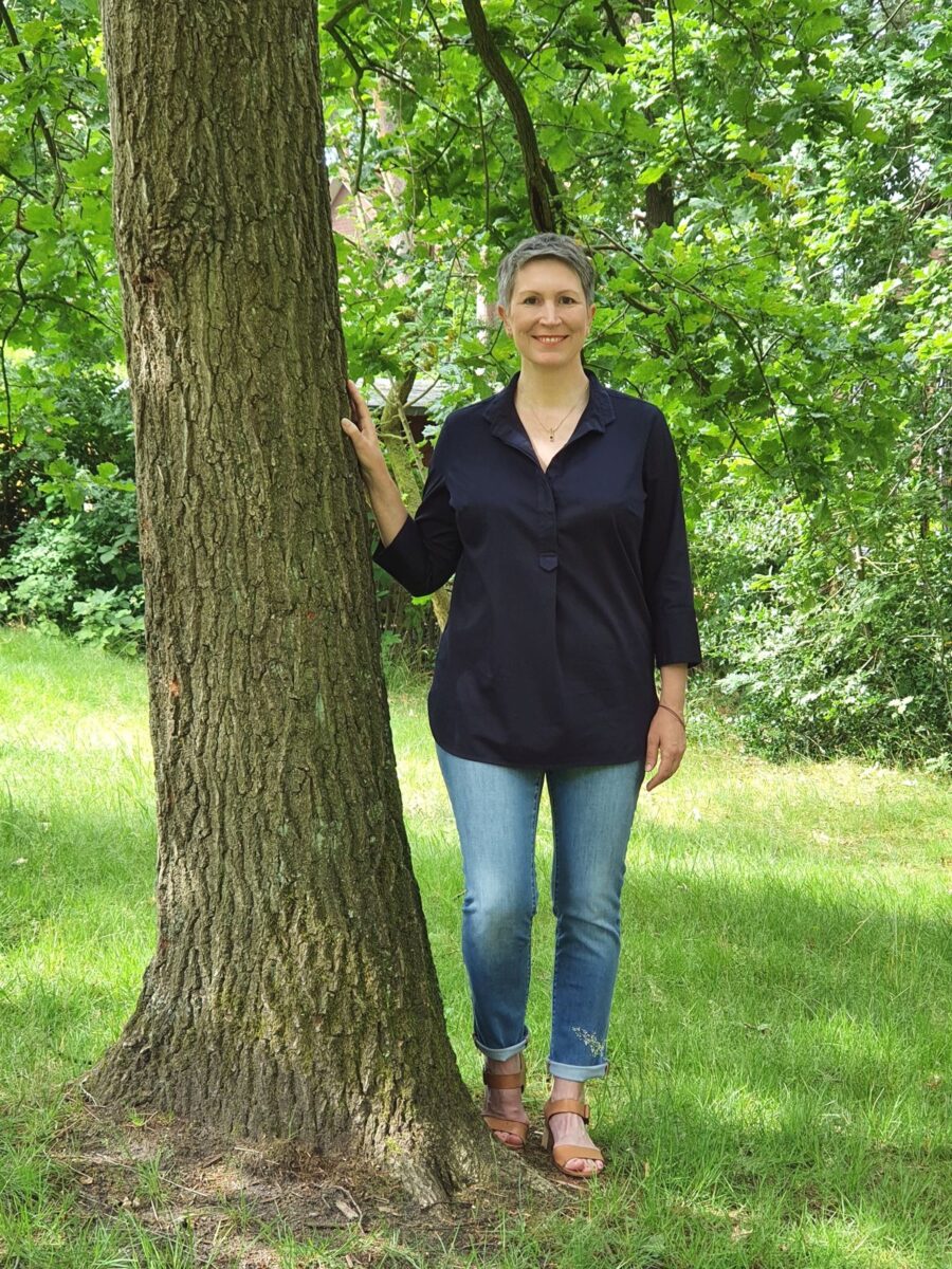 Ines Meyrose - Outfit 2021 - Frühlingseinheitslook - persönliche Uniform - dunkelblaue Bluse, blaue Jeans mit Waschung, Sandaletten - Ü50-Bloggerin