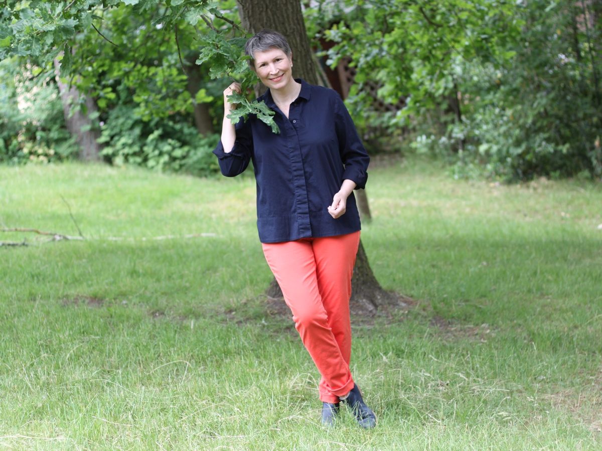 Ines Meyrose - Outfit 2021 - Frühlingseinheitslook - persönliche Uniform - dunkelblaue Bluse, rote Sommerhose - dunkelblaue Stiefeletten - Ü50-Bloggerin