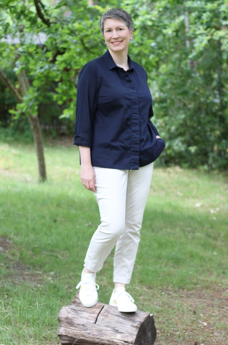Ines Meyrose - Outfit 2021 - Frühlingseinheitslook - persönliche Uniform - dunkelblaue Bluse, weiße 7/8-Sommerhose - weiße Sneaker - Ü50-Bloggerin
