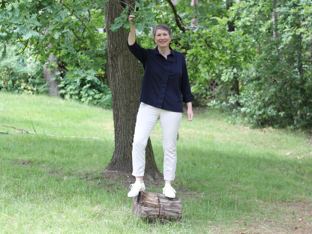 Ines Meyrose - Outfit 2021 - Frühlingseinheitslook - persönliche Uniform - dunkelblaue Bluse, weiße 7/8-Sommerhose - weiße Sneaker - Ü50-Bloggerin