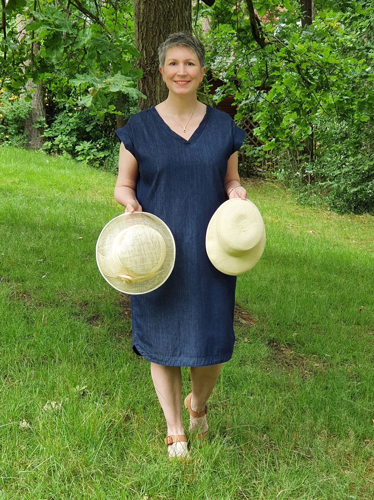 Ines Meyrose – Outfit 2021 mit Sommerhut in Cremeweiß, blauem Jeanskleid und Sandaletten – Ü50 Bloggerin