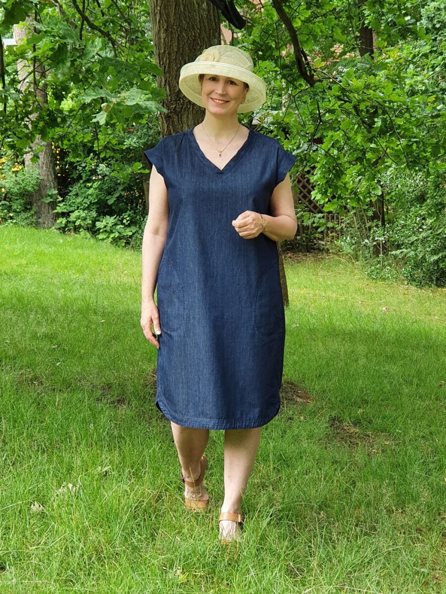 Ines Meyrose – Outfit 2021 mit Sommerhut in Cremeweiß, blauem Jeanskleid und Sandaletten – Ü50 Bloggerin