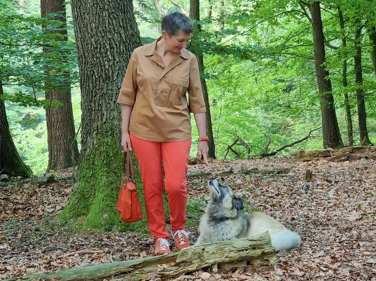 Ines Meyrose - Outfit 2021 - UXGO Schuhe für Hallux in Weite G - Modell Amber - in warmen Rot-/Orange-Brauntönen kombiniert für den Herbstfarbtyp - Ü50 Bloggerin mit Hund Paul