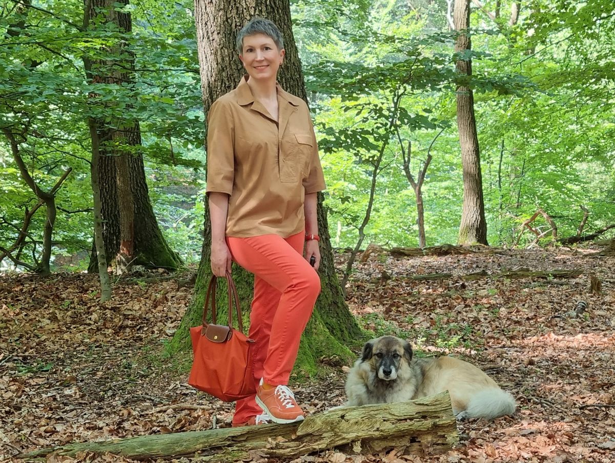 Ines Meyrose - Outfit 2021 - UXGO Schuhe für Hallux in Weite G - Modell Amber - in warmen Rot-/Orange-Brauntönen kombiniert für den Herbstfarbtyp - Ü50 Bloggerin mit Hund Paul