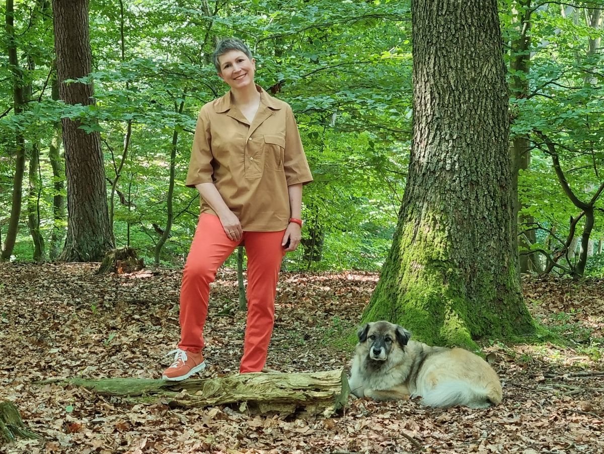 Ines Meyrose - Outfit 2021 - UXGO Schuhe für Hallux in Weite G - Modell Amber - in warmen Rot-/Orange-Brauntönen kombiniert für den Herbstfarbtyp - Ü50 Bloggerin mit Hund Paul