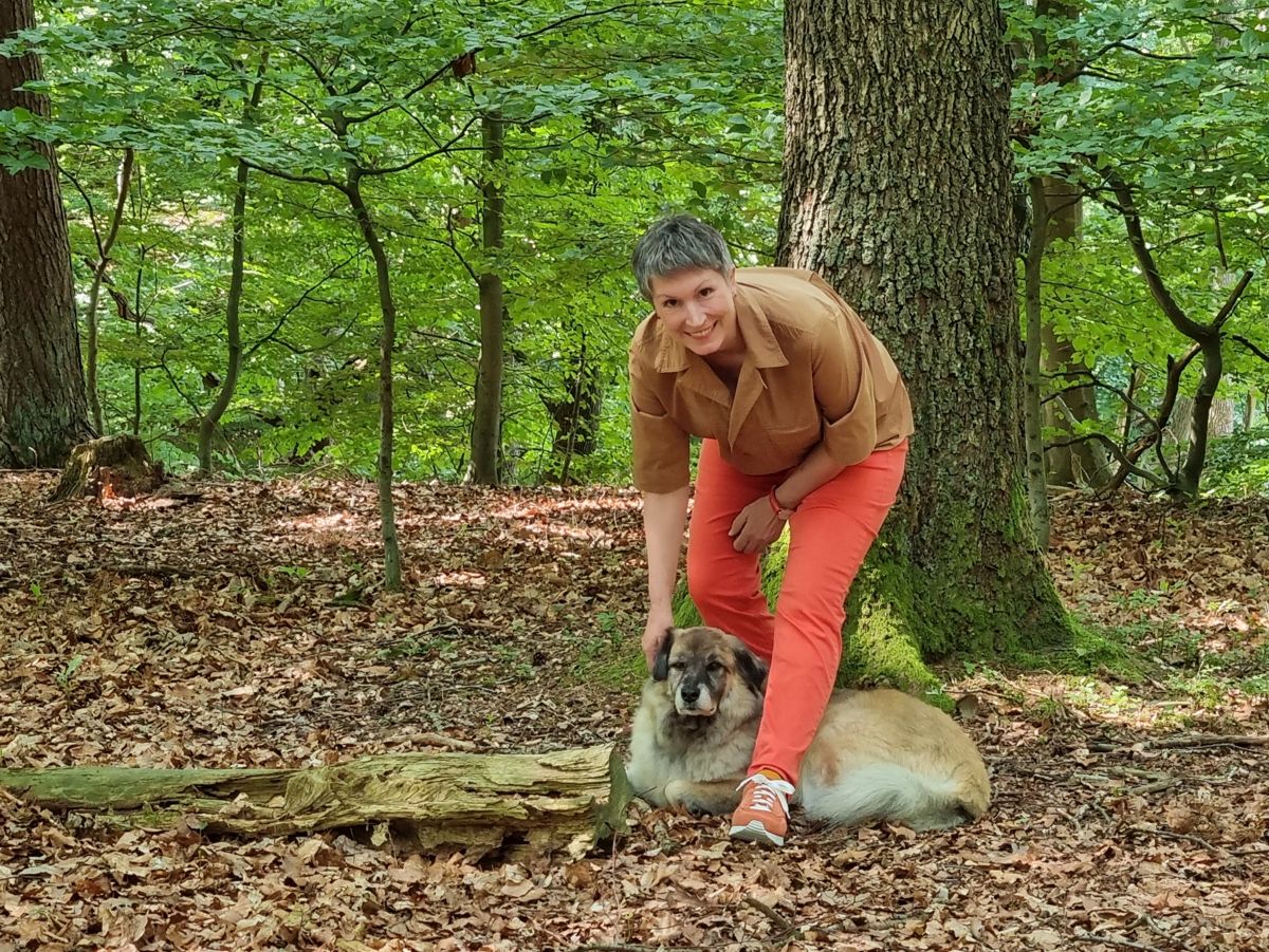 Ines Meyrose - Outfit 2021 - UXGO Schuhe für Hallux in Weite G - Modell Amber - in warmen Rot-/Orange-Brauntönen kombiniert für den Herbstfarbtyp - Ü50 Bloggerin mit Hund Paul