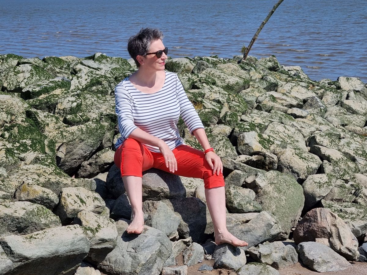 Ines Meyrose – Outfit 2021 – Marinelook mit Ringelshirt – Blau, Weiß, Rot – Ü50 Bloggerin
