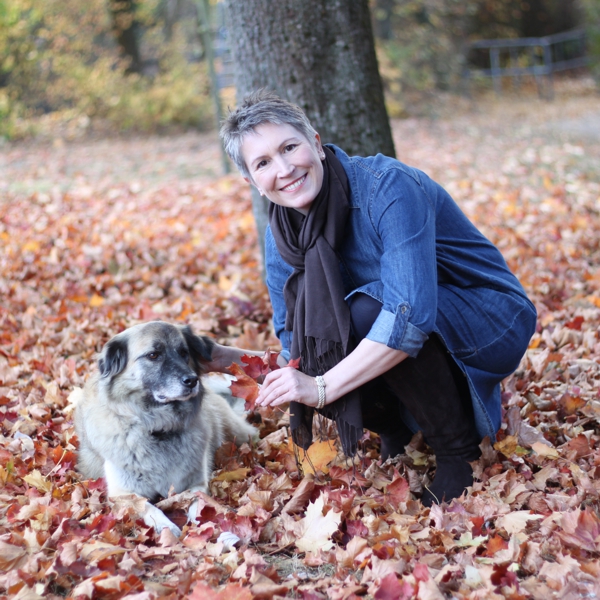 Ines Meyrose - Outfit 2018 - Jeanskleid - mit Hund Paul