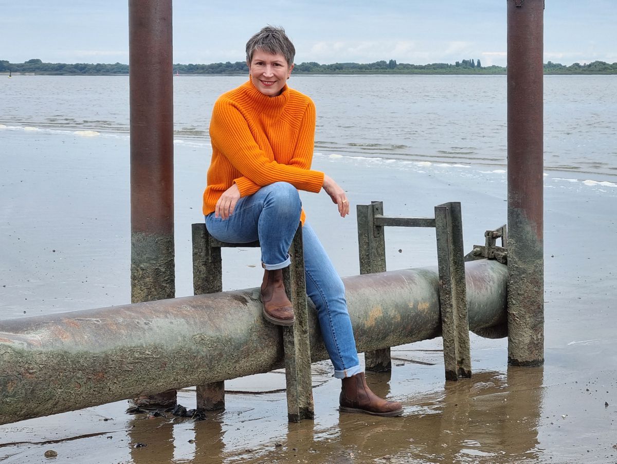 Ines Meyrose – Outfit 2021 – Rollkragenpullover / Turtleneck orange, Jeans blau, Chelseaboots braun - Ü50 Bloggerin