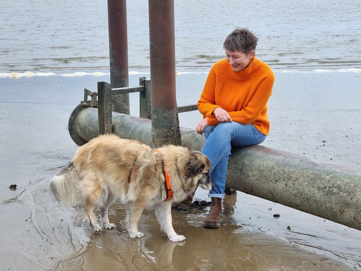 Ines Meyrose – Outfit 2021 – Rollkragenpullover / Turtleneck orange, Jeans blau, Chelseaboots braun - Ü50 Bloggerin mit Hund Paul