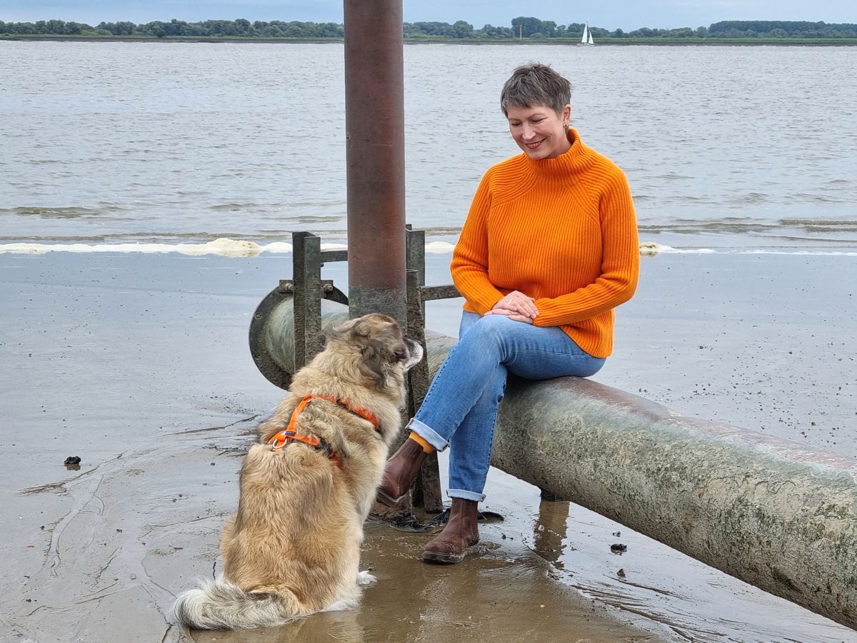 Ines Meyrose – Outfit 2021 – Rollkragenpullover / Turtleneck orange, Jeans blau, Chelseaboots braun - Ü50 Bloggerin mit Hund Paul