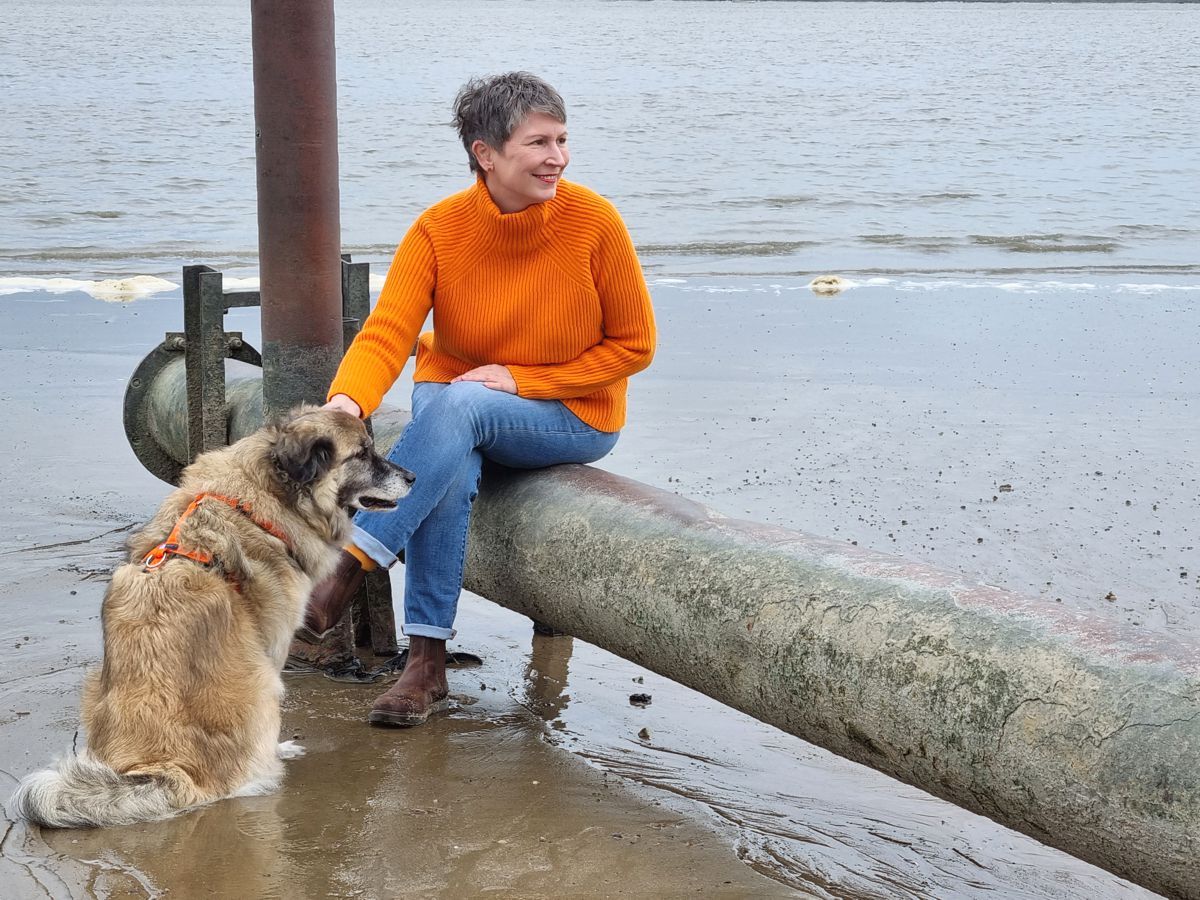 Ines Meyrose – Outfit 2021 – Rollkragenpullover / Turtleneck orange, Jeans blau, Chelseaboots braun - Ü50 Bloggerin mit Hund Paul